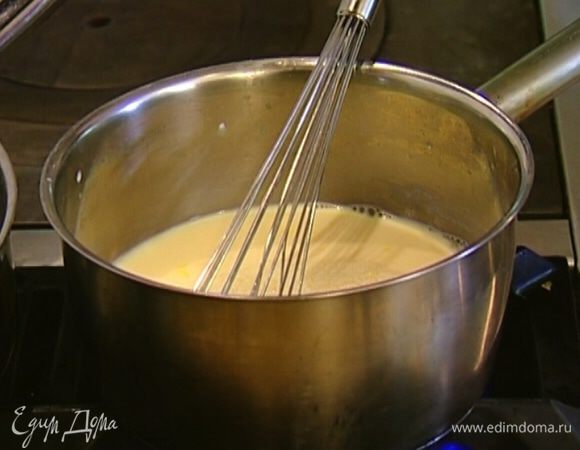 Непрерывно помешивая венчиком, ввести яйца, добавить соль, 1 ч. ложку предварительно размягченного сливочного масла и 2 ст. ложки сахара. 