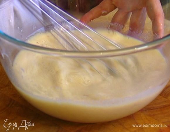 Когда масло растает, снять с огня, добавить миндальную муку и 1 ч. ложку ликера. 