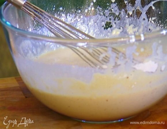 Непрерывно взбивая, всыпать пшеничную муку, пока не получится консистенция блинного теста. 
