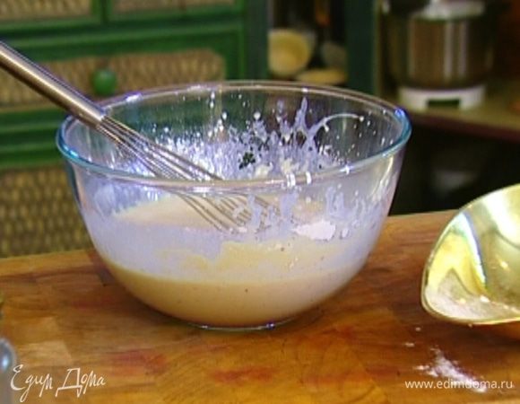 В готовое тесто влить 1 ч. ложку оливкового масла. 