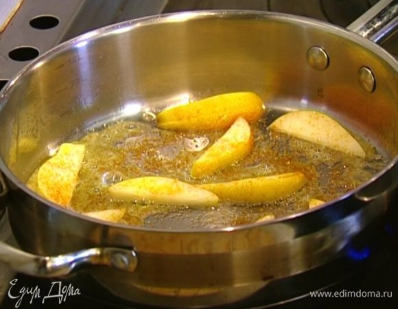 Приготовить начинку: в небольшой сковороде разогреть 1 ст. ложку сливочного масла, выложить ломтики груши и посыпать их оставшимся сахаром. Когда сахар полностью растворится, влить 1 ст. ложку ликера. 