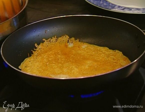 В другой сковороде разогреть немного оливкового масла и выпекать блины. 