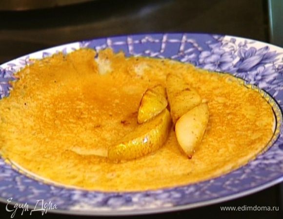 На готовые блинчики выложить немного начинки и подавать со сметаной. 