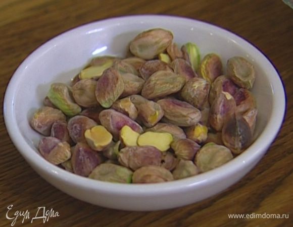 Фисташки выложить на противень и подсушить в духовке. 