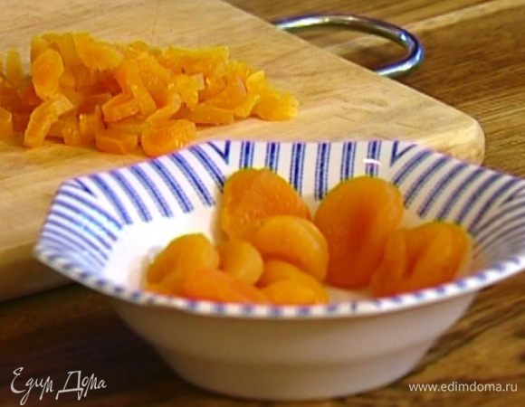 Курагу нарезать кубиками.