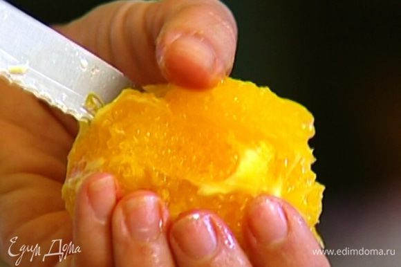 Цедру апельсина натереть на мелкой терке, затем удалить с апельсина остатки кожуры.