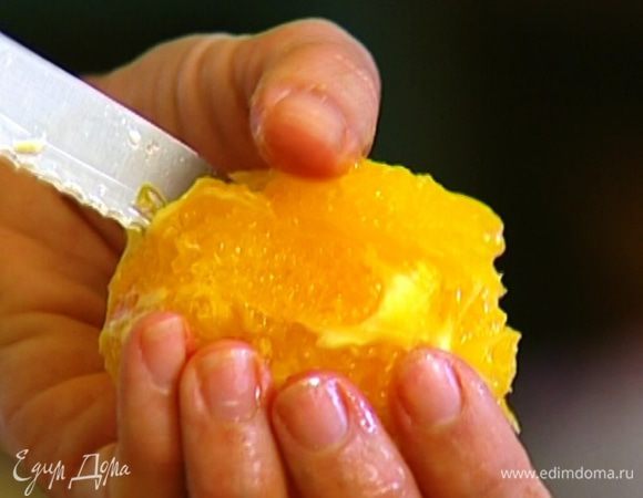 Цедру апельсина натереть на мелкой терке, затем удалить с апельсина остатки кожуры.