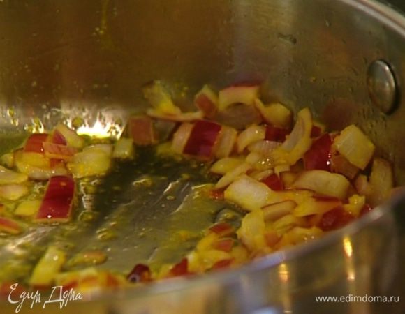 Разогреть в сковороде 1 ст. ложку оливкового масла и обжарить лук вместе с апельсиновой цедрой до золотистого цвета.