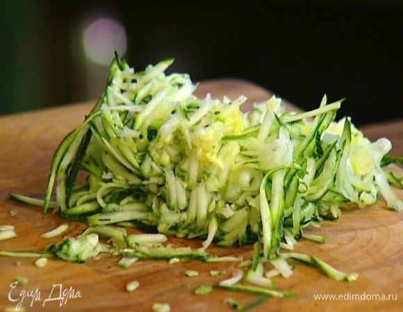 Цукини вместе с кожурой натереть на крупной терке. 