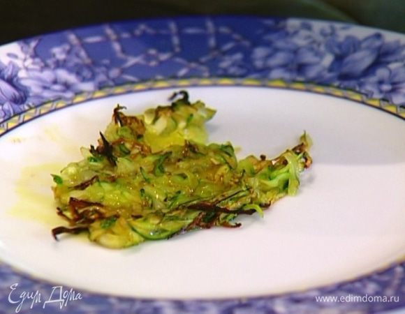 Разогреть в сковороде оливковое масло, сформировать из натертого цукини четное количество лепешек размером с ладонь и обжарить с обеих сторон, затем слегка остудить. 