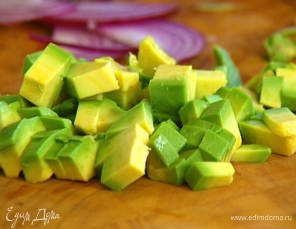 Авокадо почистить и, удалив косточку, нарезать кубиками. 