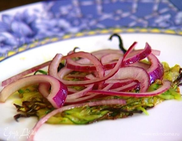 На половину готовых лепешек выложить понемногу замаринованного лука, слегка посолить. 