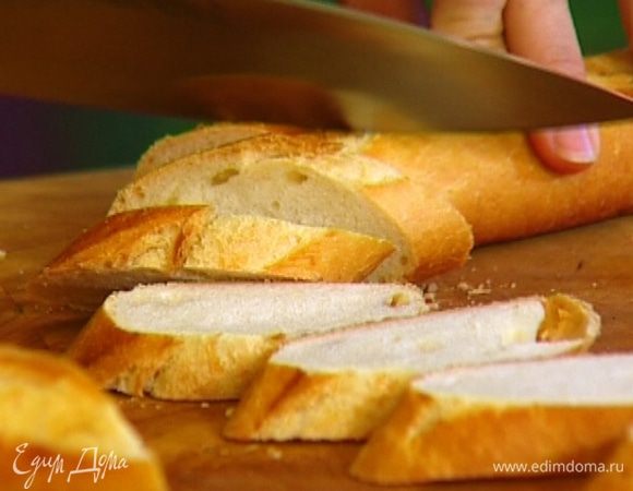 Багет порезать наискосок, подсушить в духовке или тостере. 