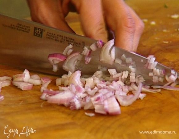 Шалот почистить и мелко нарезать. 