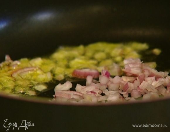 Разогреть в сковороде 1 ст. ложку оливкового масла и обжарить лук до прозрачности. 