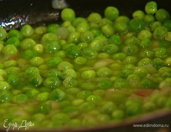 Влить вино, сразу же добавить горошек и готовить еще 2–3 минуты на небольшом огне. 