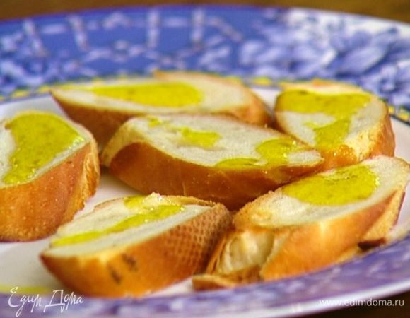 Горячие гренки натереть чесноком и сбрызнуть оставшимся оливковым маслом. 