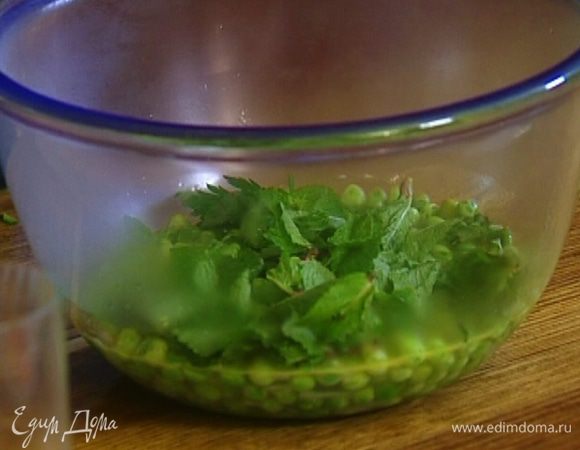 Добавить к горошку листья мяты, порвав их руками (немного мяты оставить), и слегка взбить блендером, так чтобы остались кусочки горошка. 