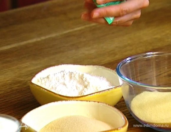 Муку перемешать разрыхлителем.