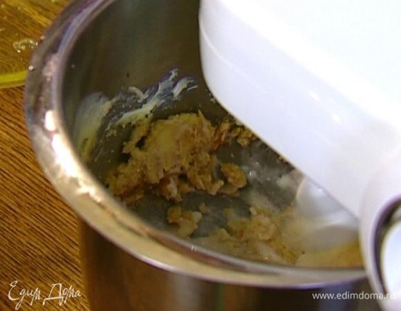 Предварительно размягченное сливочное масло и 125 г сахара слегка взбить в комбайне на медленной скорости, затем добавить 1 желток.