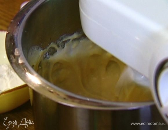 Продолжая взбивать, добавить половину йогурта, еще один желток, всыпать половину муки с разрыхлителем, щепотку соли, влить 1 ч. ложку розовой воды.