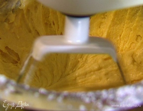 Добавить последний желток и оставшийся йогурт. Не переставая взбивать, всыпать манку и оставшуюся муку.