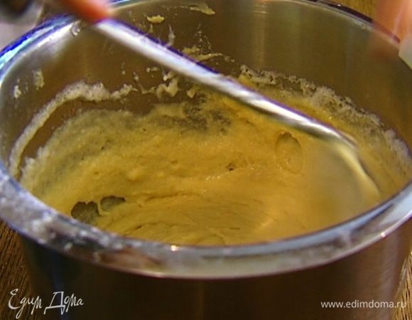 Охлажденные белки немного посолить, взбить в крепкую пену и вмешать их в тесто.