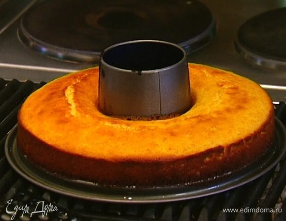 Смазать форму для выпечки оливковым маслом, выложить тесто и отправить в разогретую духовку на 30–35 минут, затем немного остудить.