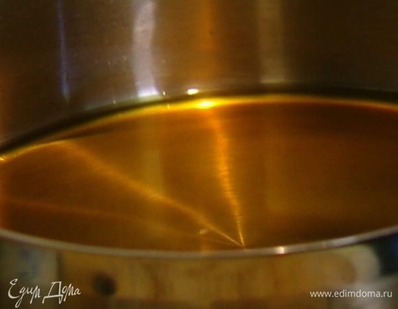 Приготовить сироп: в глубокую сковороду влить стакан воды и 1 ч. ложку розовой воды, всыпать сахар и варить, пока сахар полностью не растворится, а сироп не потемнеет.