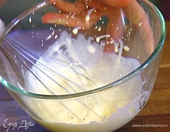 Сливки взбить в крепкую пену.