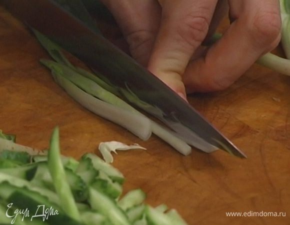 Зеленый лук порубить.