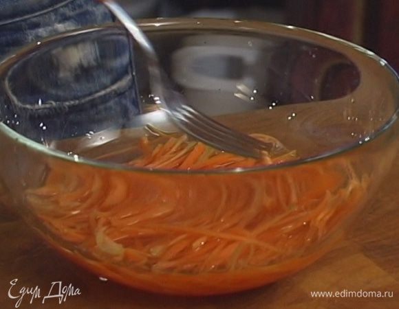 Коричневый сахар развести в воде, добавить рисовый уксус и уложить в этот маринад морковь на 10−15 минут.