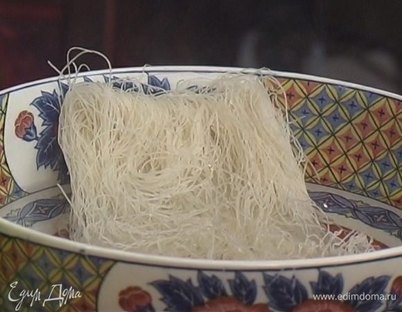 Рисовые макароны залить 250 мл кипятка на время, указанное на упаковке, затем промыть их холодной водой.