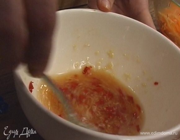 Приготовить заправку: натертый чеснок соединить с имбирем и чили, влить рыбный соус и сок лайма, посолить, поперчить и перемешать.