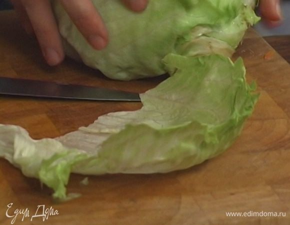 Салат разделить на отдельные листья.