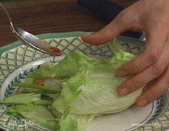 Уложить на каждый лист горсть макарон, немного огурцов, лука и отжатой от маринада моркови, полить ложкой заправки. Скатать листы, закрыв начинку.