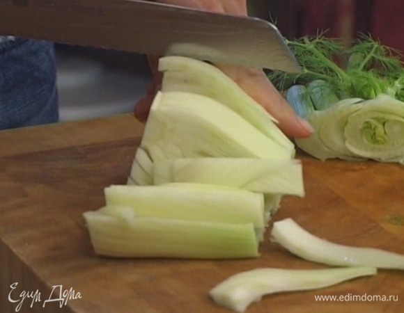 Лимоны и фенхель нарезать крупными кусками.