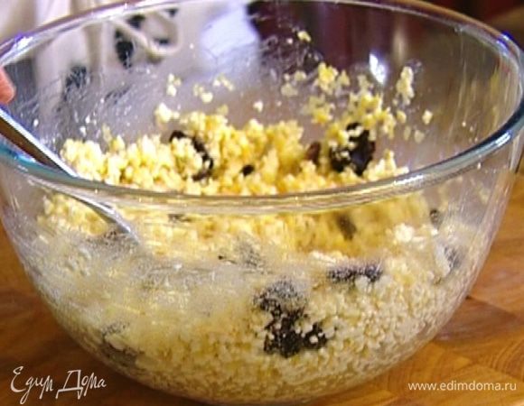 Творог соединить с яйцом, всыпать 1 ст. ложку муки, пшенные хлопья, посолить, добавить 1 ст. ложку сахара, вяленую вишню и все перемешать. 