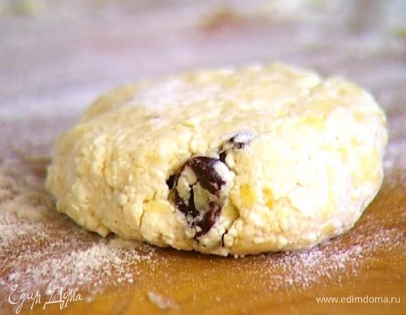 Сформировать из творожной массы сырники, обвалять их в муке.