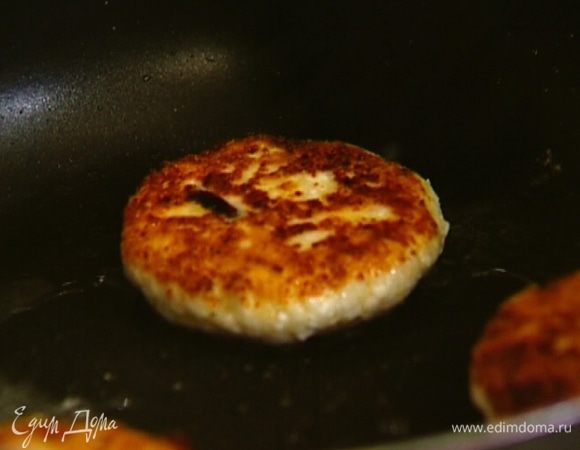 Разогреть в сковороде оливковое масло и обжаривать сырники с двух сторон до появления румяной корочки. 