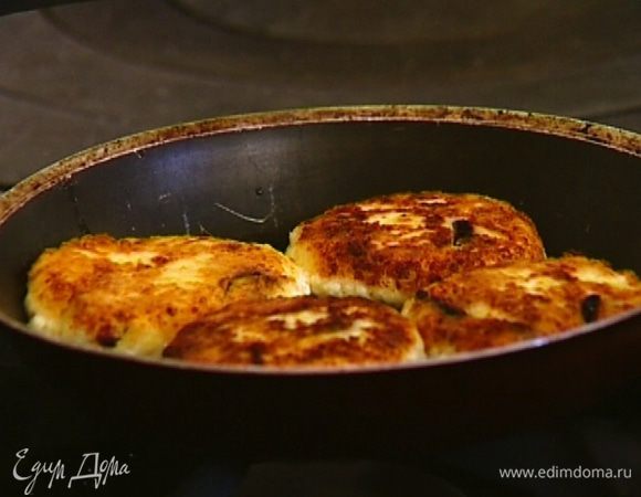 Переложить сырники на противень, поставить в разогретую духовку и запекать минут 10–12 до готовности. 