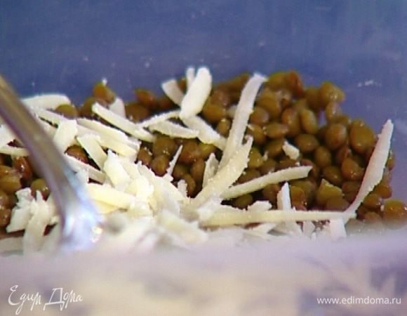 Сыр натереть на крупной терке и посыпать им чечевицу. 