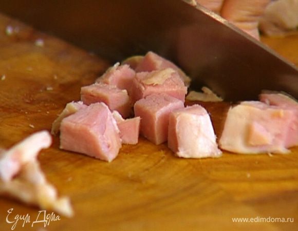 Буженину порезать кубиками, выложить на сыр. 