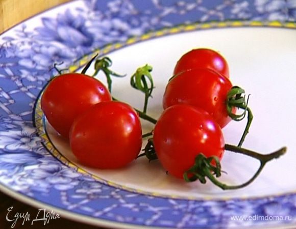 Помидоры черри разрезать пополам, добавить к салату. 