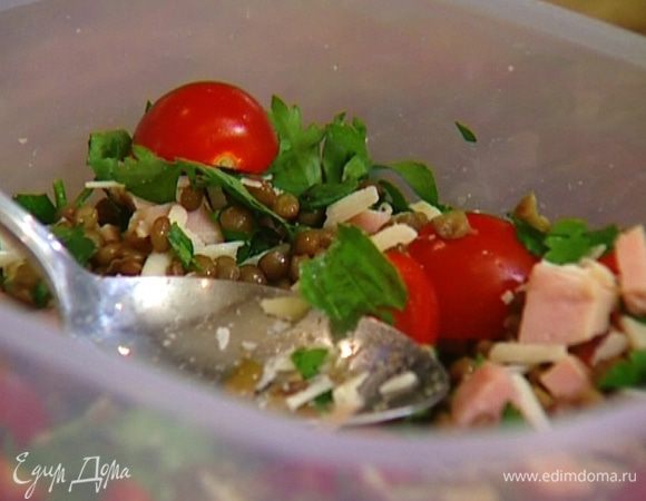  Петрушку и базилик крупно порезать или порвать руками и выложить на салат. 