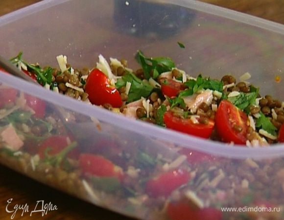 Сбрызнуть салат оливковым маслом, слегка перемешать. 