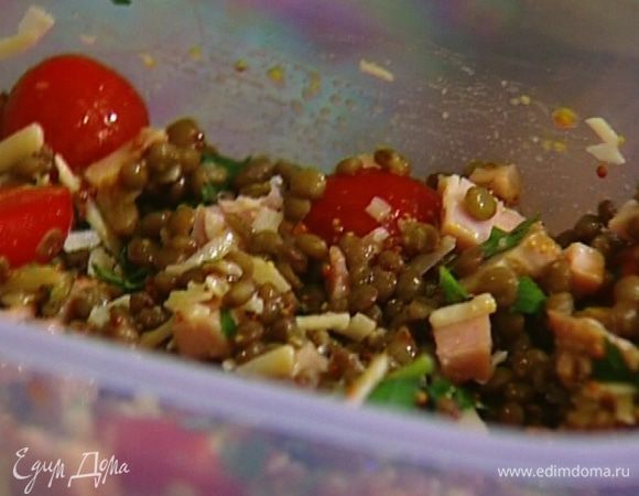 Заправить салат, накрыть крышкой и дать ему немного постоять. 