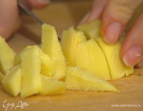 Имбирь почистить и мелко нарезать.