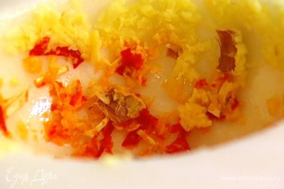 Приготовить маринад: перец чили, нарезанный имбирь, чеснок и лимонник растолочь в ступке, добавить кунжутное масло, соевый и рыбный соус, все перемешать.
