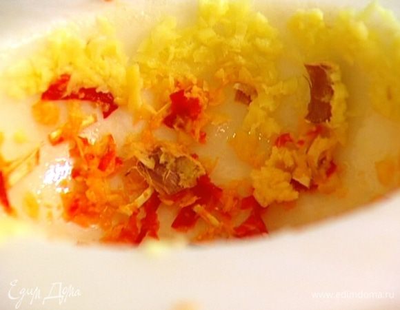 Приготовить маринад: перец чили, нарезанный имбирь, чеснок и лимонник растолочь в ступке, добавить кунжутное масло, соевый и рыбный соус, все перемешать.